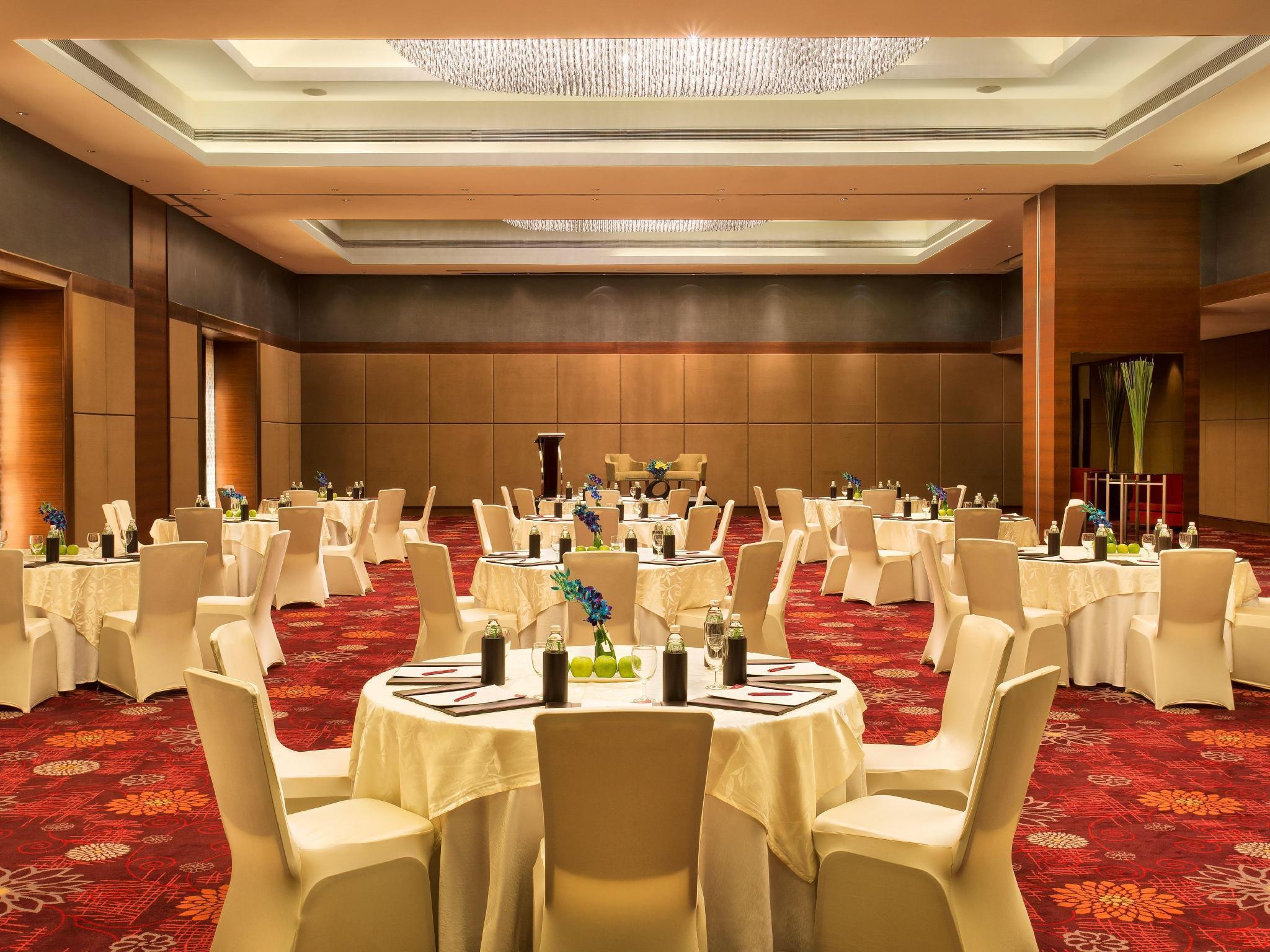 Crowne Plaza Ahmedabad City Centre By Ihg Exterior photo