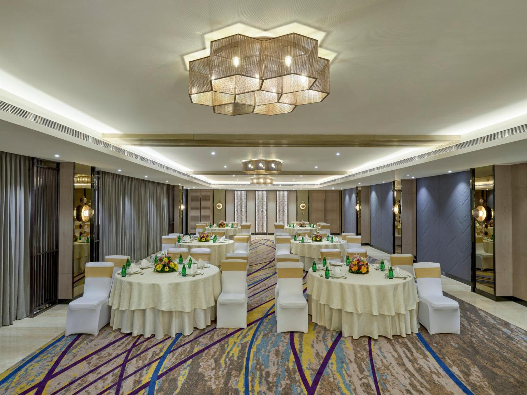 Crowne Plaza Ahmedabad City Centre By Ihg Exterior photo