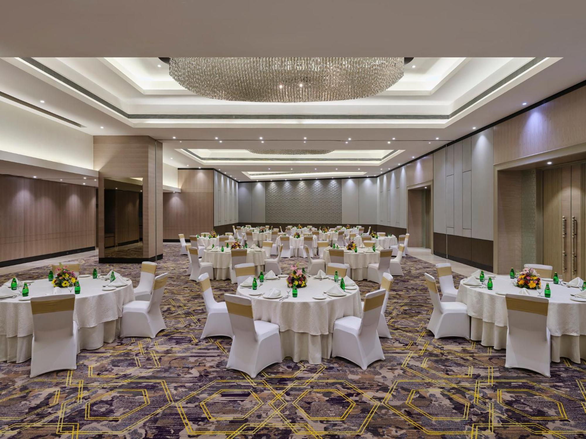 Crowne Plaza Ahmedabad City Centre By Ihg Exterior photo